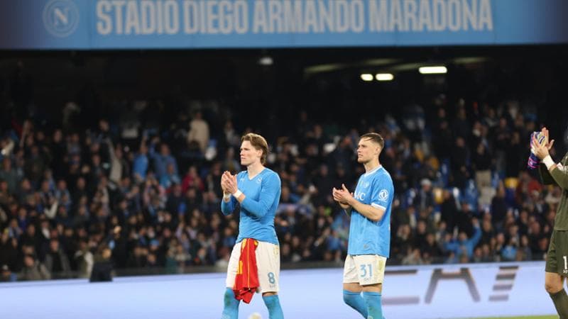 Il Napoli vince 2-1 in rimonta sul Lecce. Spavento per Banda